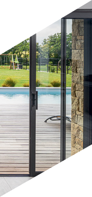 grande baie vitrée sur mesure vu piscine